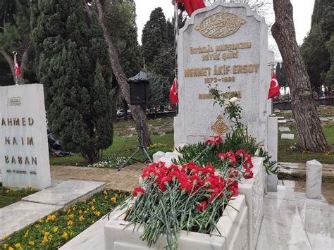 M­e­h­m­e­t­ ­A­k­i­f­ ­E­r­s­o­y­,­ ­m­e­z­a­r­ı­ ­b­a­ş­ı­n­d­a­ ­a­n­ı­l­d­ı­